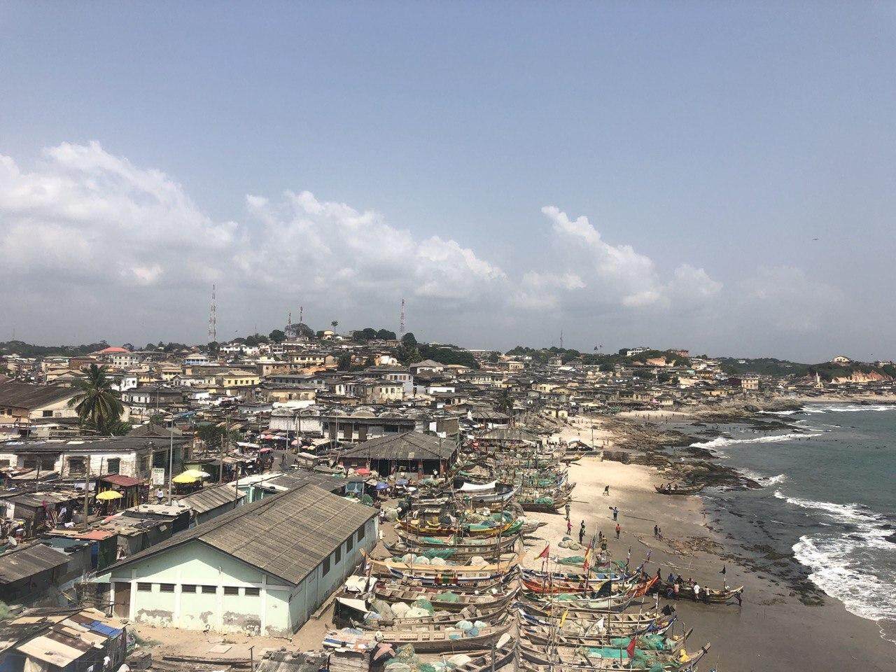 从城堡高处俯瞰渔村
